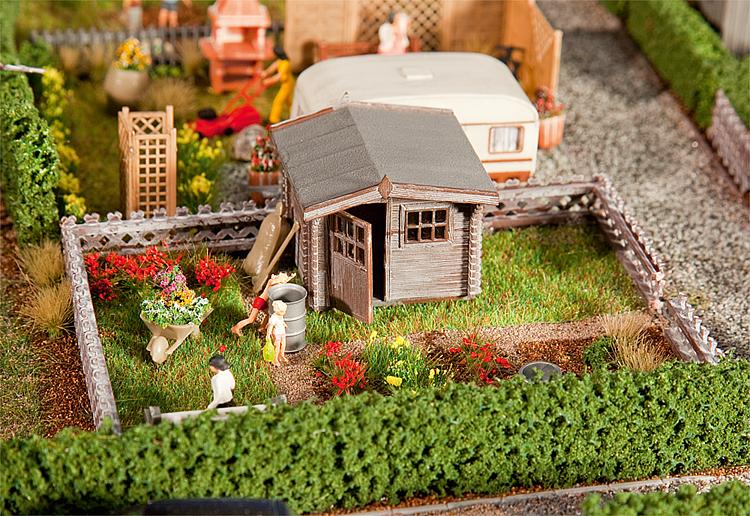 Orto famigliare con piccola casetta con giardino