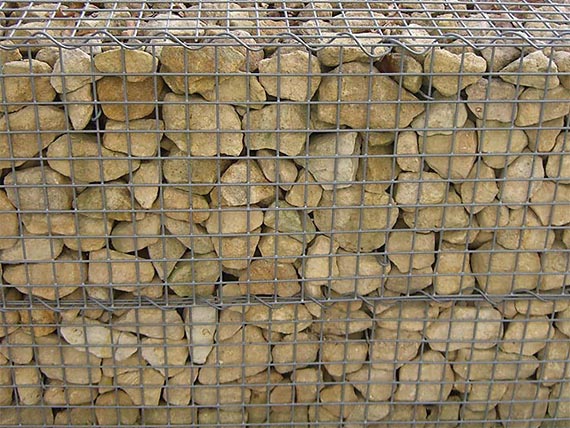 Muro in pietra con gabbione